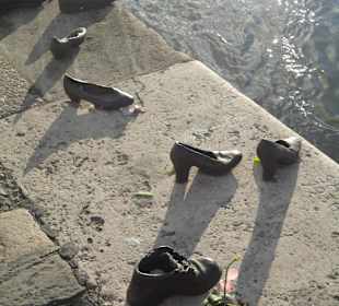 Schuhe am Donauufer