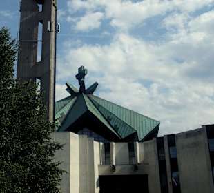 Kościół od północnej strony Placu Konfederacji