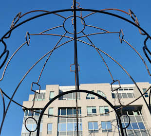 Die Stahl- und Lichtinstallation Memorias Urbanas