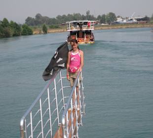 Meine Tochter auf dem Ausläufer des Bootes