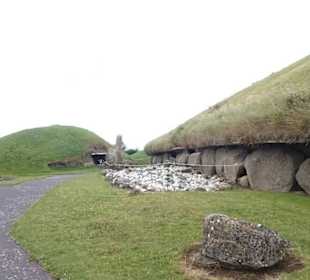 Knowth - Haupthügel (275m Umfang, 10m Höhe)