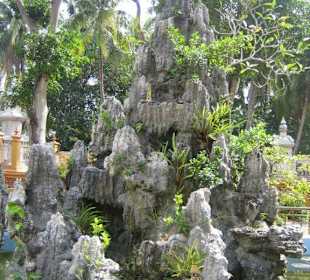 Ein kleiner Berg mit Tempel und Häusern. 