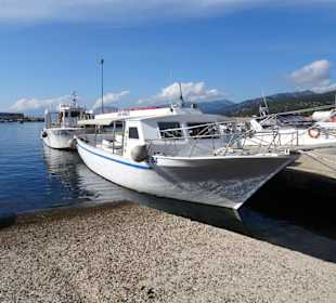 Die Ausflugsschiffe für die Fahrten zur Grotte