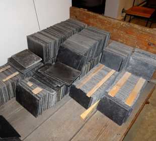 Gebündelte Schiefertafeln