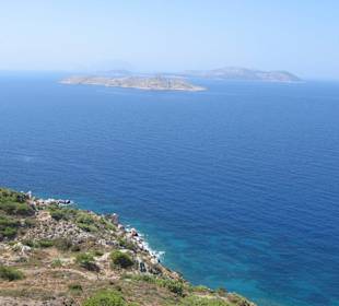 Blick von der Ruine auf das Meer.