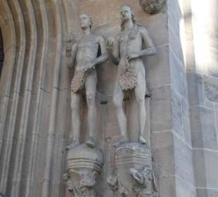 Adam und Eva am Hauptportal der Kirche St. Moriz