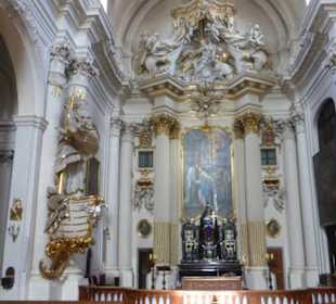 Hauptaltar und Kanzel der Visitantinnen-Kirche