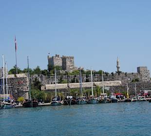 Blick von der Fähre auf Hafen und Borg