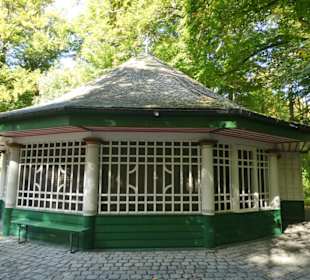 Nostalgisches Kinderkarussell im Englischen Garten