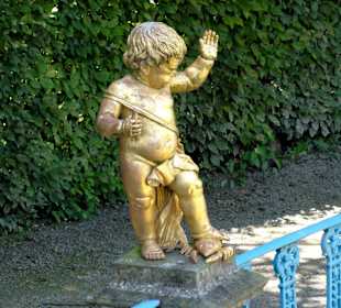 Putte auf der Geländereinfassung