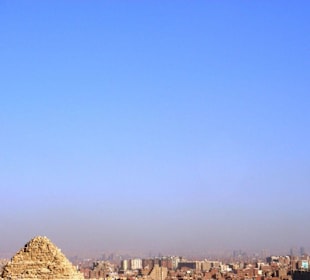 Gizeh / Blick von den Pyramiden auf Kairo