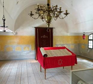 In der historischen Synagoge des Museums