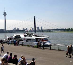 Sicht von der großen Treppe an der Uferpromenade