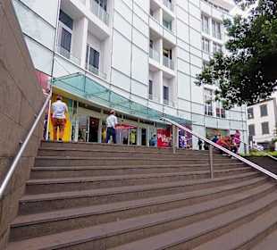 Ein  Eingang des Funchal Shopping Centers La Vie