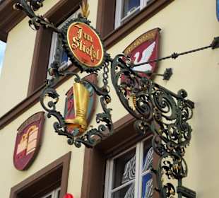 Das Zunftschild über dem Eingang