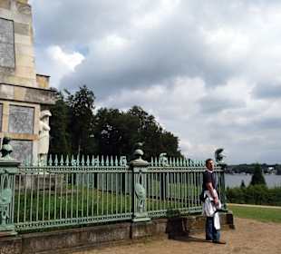 Obelisk gegenüber des Schlosses