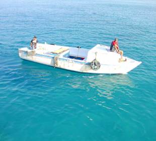Kleine Boote vom Schiff zur Paradise Islands