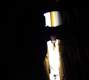 Von einer Gasse herauskommend