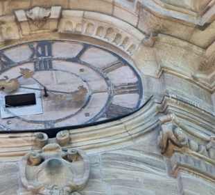 Die alte Uhr im Turm