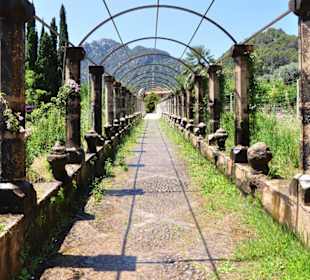 Wasserspiele im Säulengang