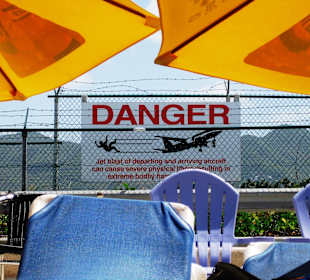 Gleich hinter den Liegen der Flughafen