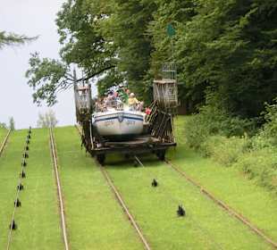 Gegenwagen mit Segelboot