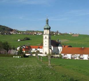 Außenansicht Hotel und Kirche