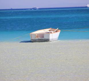 Meer der Insel mit einem Boot