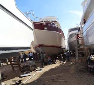 Viele Schiffe warten auf Instandsetzung