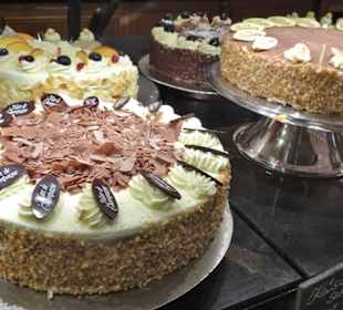 Torten in der Auslage des Café Niederegger