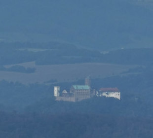 Blick vom Inselsberg-Aussichtsturm zur Wartburg