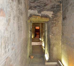 Лестница с крыши храма