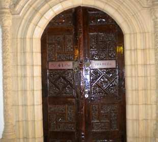 Geschnitzte Türen im Kloster