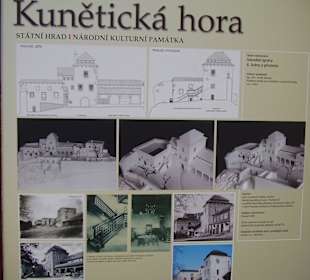 Tabule před vchodem