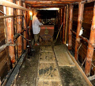 Blick in einen Stollen des Ölbergwerkes