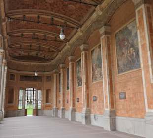 Wandbilder in der Wandelhalle der Trinkhalle