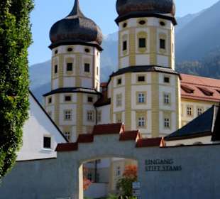 Markante Zwillingstürme am Eingang