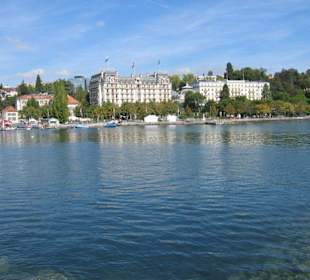 Blick vom Hafen auf den Genfer See