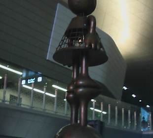 Shop vor der Skulptur