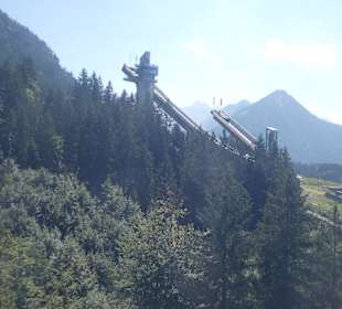 Blick aus Nebelhornbahn zur WM-Skisprung Arena
