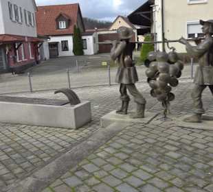 Brunnenplastik Traubenträger Linsenhofen