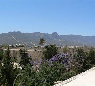 Blick von einem Turm des Kastells auf das Gebirge