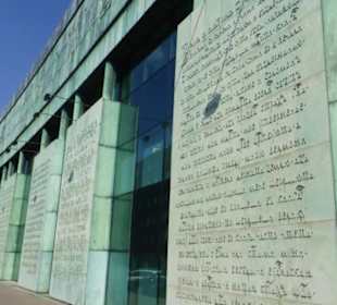Universitätsbibliothek – Tafeln an der Außenwand