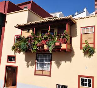 Typische Holzbalkone an der Avenida Maritima