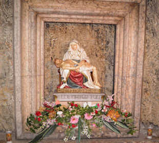 Madonna mit dem toten Jesus Christus auf den Knien