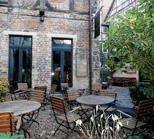 Blick auf die Tische des Hofes