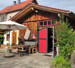 Im Innenhof mit Blick auf die Brauerei