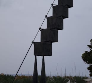 Kunstwerk vor dem Museum