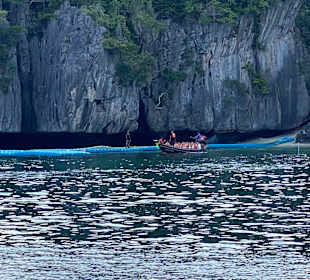 Überfahrt mit dem Longtailboot
