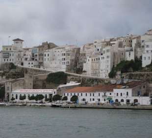 Blick auf Mahon während einer Hafenrundfahrt